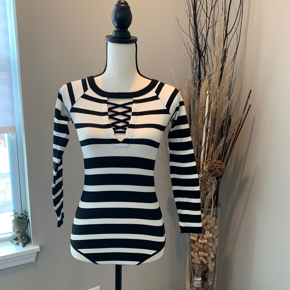 ✨Sybilla (NWOT) Women’s Long Sleeve Bodysuit✨
